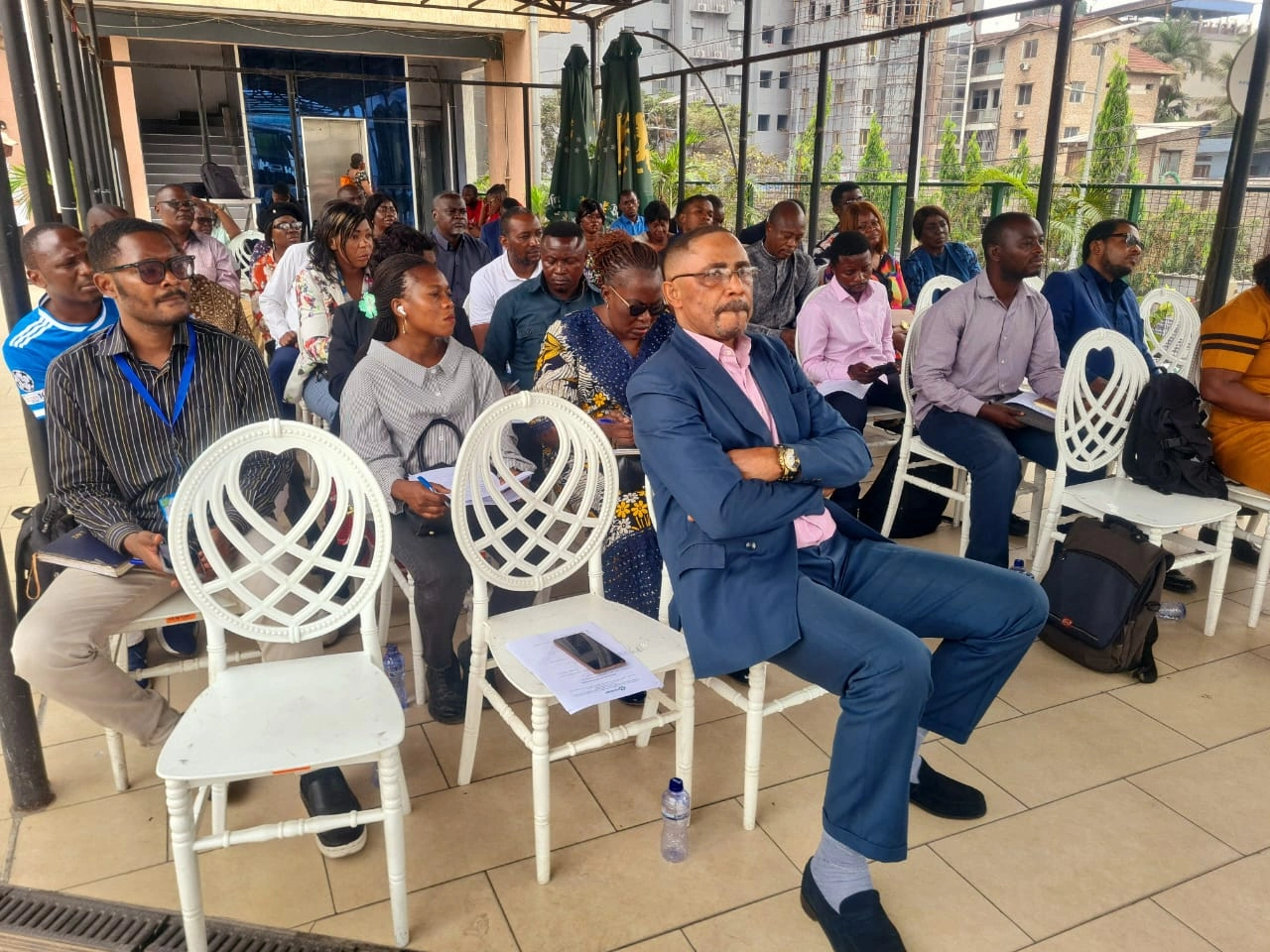 Participants assis dans l’espace de rencontre